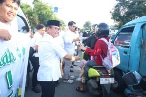 Aksi Sosial LDII Sulsel di Depan Patung Ayam Makassar, 400 Paket Takjil Dibagikan untuk Pengendara