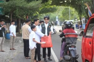 Berbagi Berkah Ramadan, LDII Bantaeng Gelar Tebar Takjil Gratis untuk Pengguna Jalan