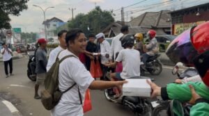 LDII Bone Bagikan 300 Paket Makanan Gratis Buka Puasa, Disambut Antusias Warga