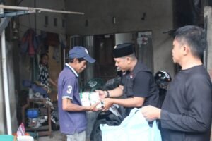 LDII Kota Makassar Berbagi Takjil Door to Door, Pererat Silaturahim dengan Warga