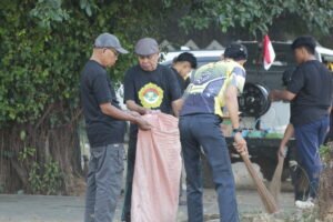 Sambut HUT ke-81 RI, LDII Sulsel dan SPN Batua Gelar Kerja Bakti Nasional di TMP Panaikang