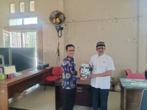 Pererat Silaturahmi dan Sinergi, Ketua PC LDII Tomoni Serahkan Majalah Nuansa Persada kepada Camat Tomoni